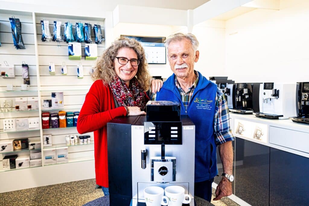Hansuli Eggenberger und Nicole Hofbauer an der Kaffeemaschine im Laden von Kaffeecenter in Buchs SG